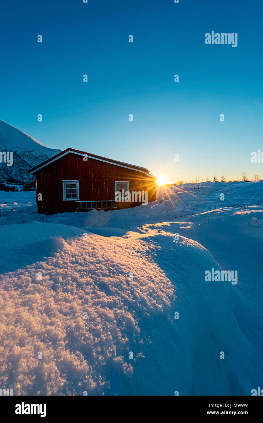 Isole Lofoten in Norvegia un rorbu Norwegian riprende dopo una nevicata Gennaio 2015 Foto Stock