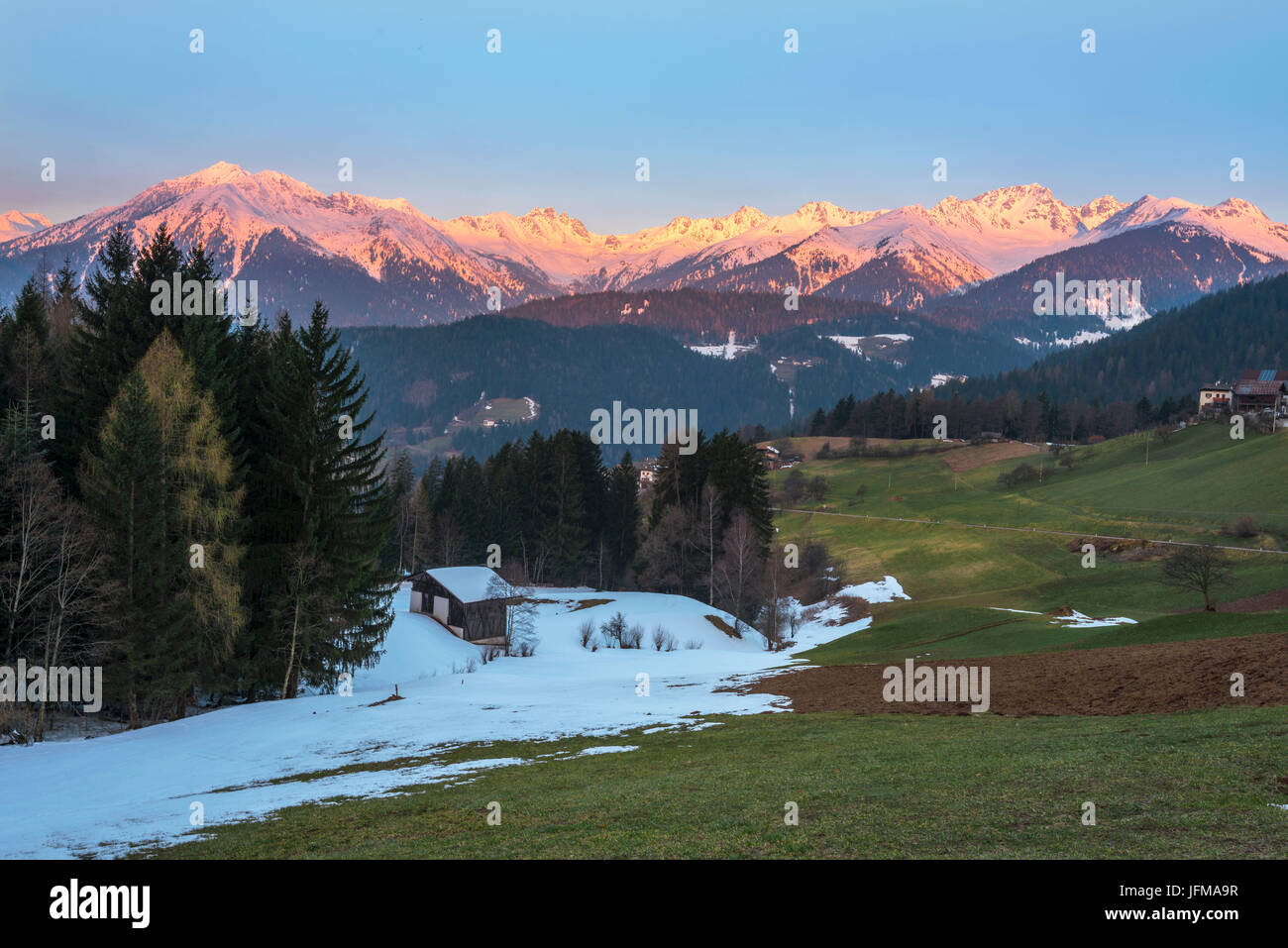 Alba sul gruppo montuoso delle Maddalene, Lauregno, provincia di Bolzano la regione Trentino Alto Adige, Italia Foto Stock