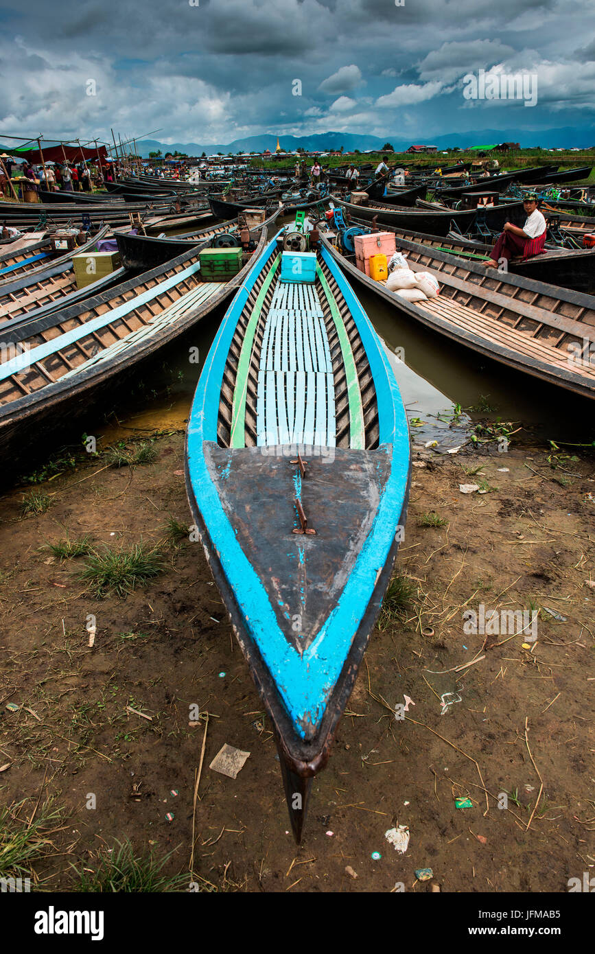 Lago Inle, Myanmar, Sud Est Asiatico, parco imbarcazioni nel vicino villaggio, Foto Stock