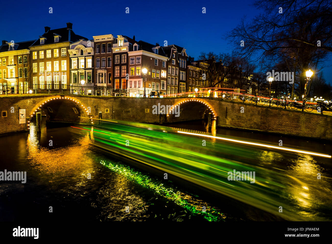 Amsterdam, Paesi Bassi, Europa, Canal e sentieri di luce di una nave, Foto Stock