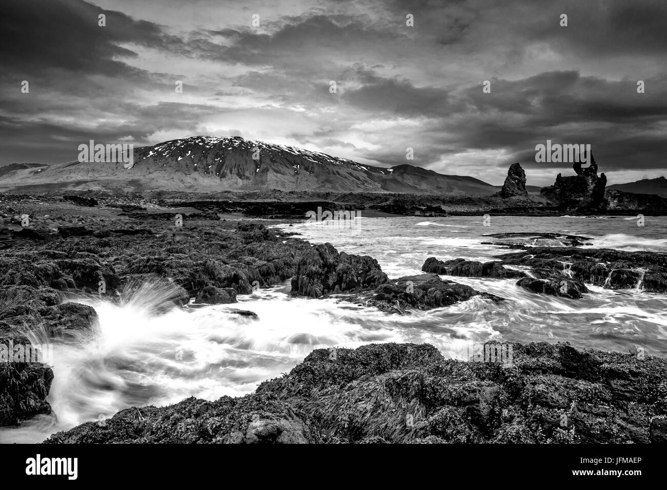 Snaefellsnes peninsula, Islanda, Europa, primordiale seascape in bianco e nero, Foto Stock