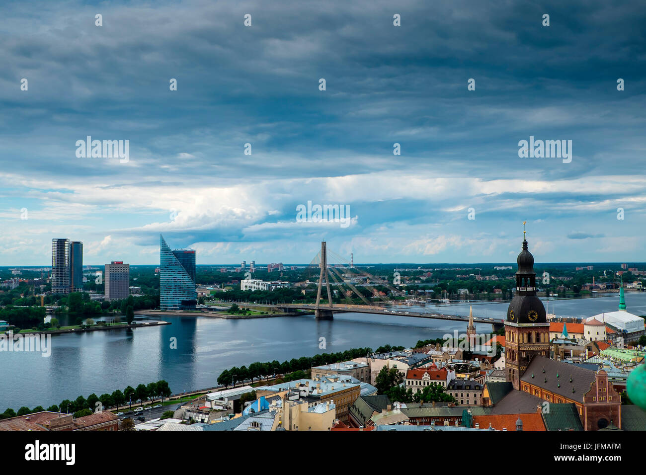 Riga, Lettonia, Europa Panorama con fiume Daugava e Vishnu ponte, Foto Stock