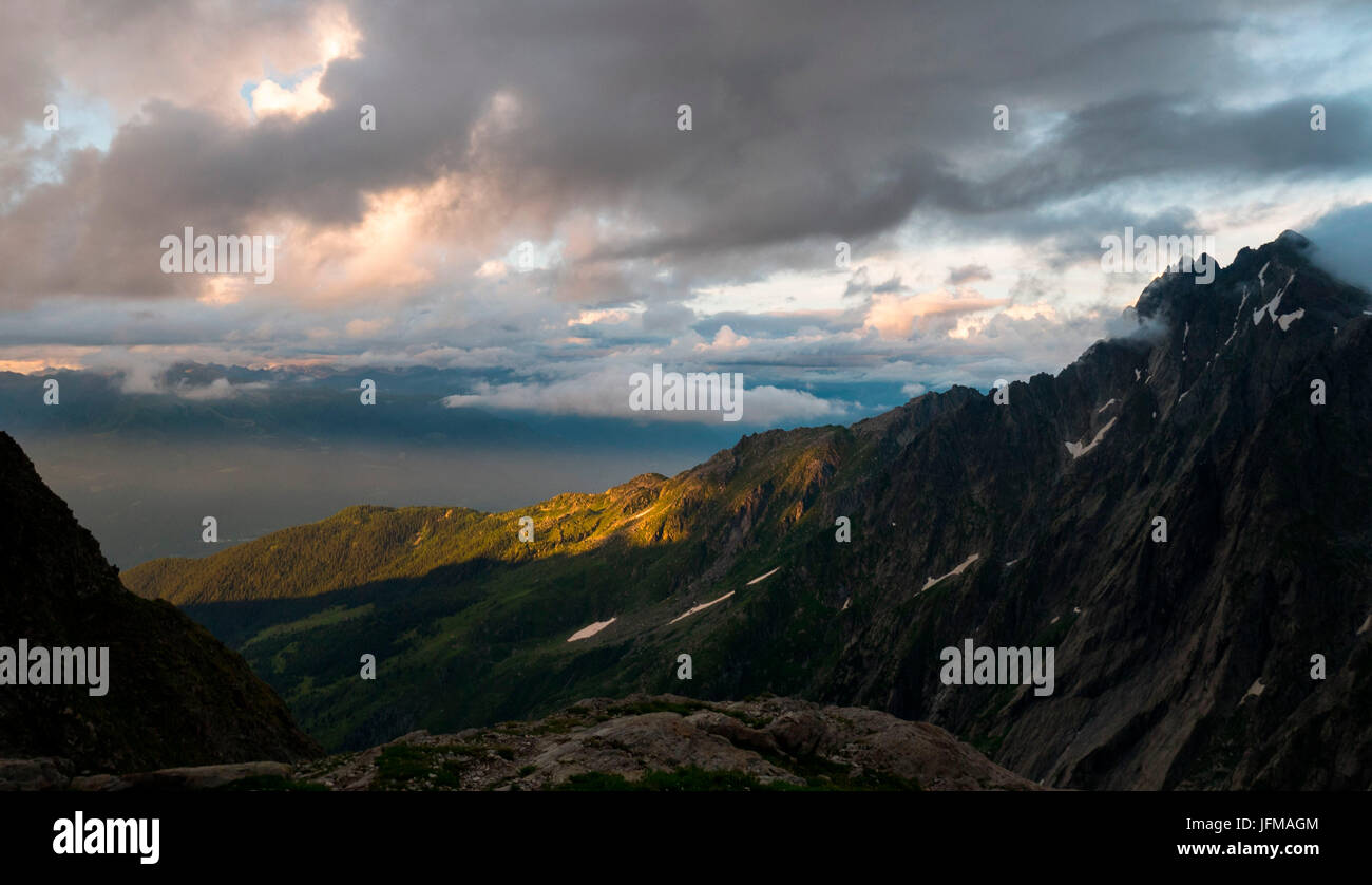 Gli ultimi raggi di luce in Val d'Arigna, Valtellina, Lombardia, Italia Foto Stock