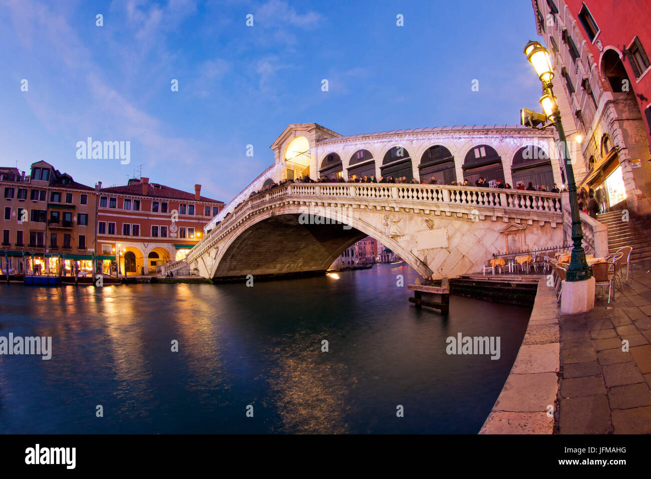 Il Ponte di Rialto è uno dei quattro ponti che attraversano il Canal Grande a Venezia, Italia, Foto Stock