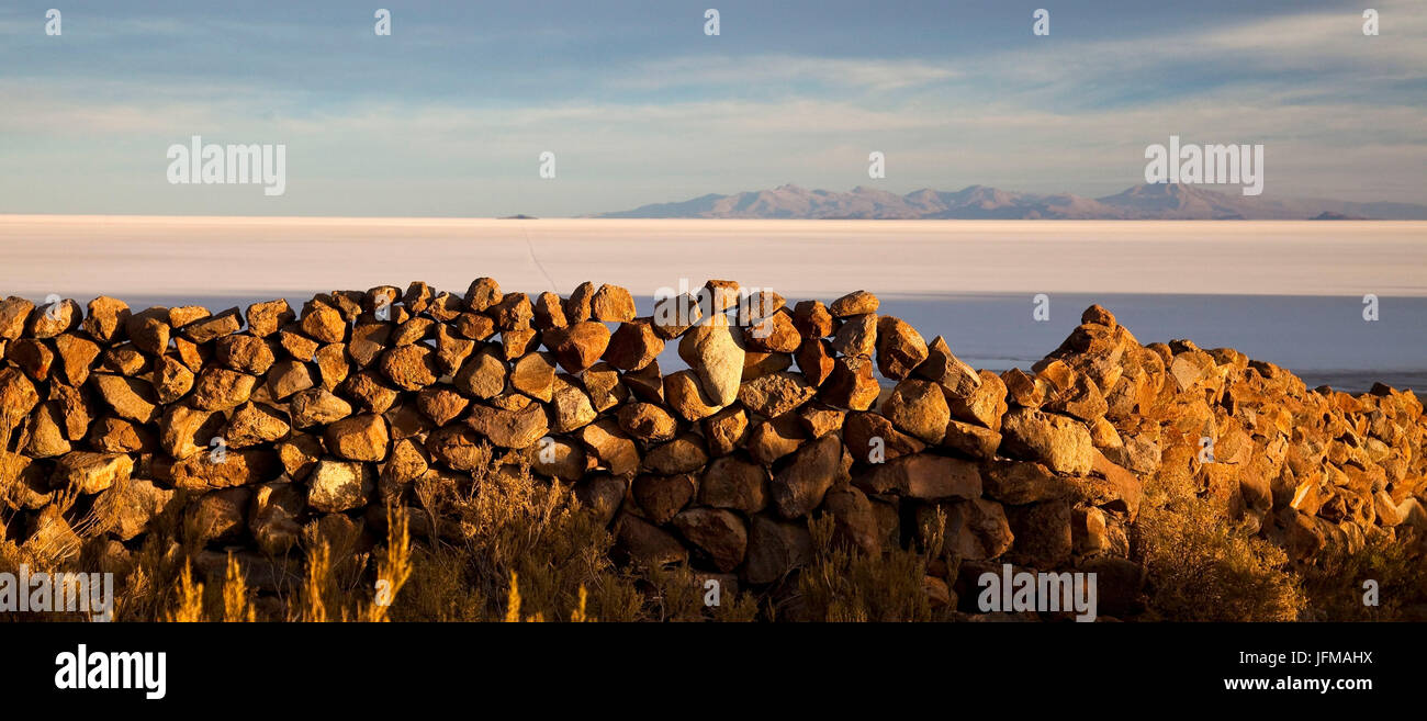 Una parete rocciosa in Tahua, un piccolo villaggio vicino al Salar de Uyuni e Vulcano Tunupa in Bolivia, Sud America Foto Stock