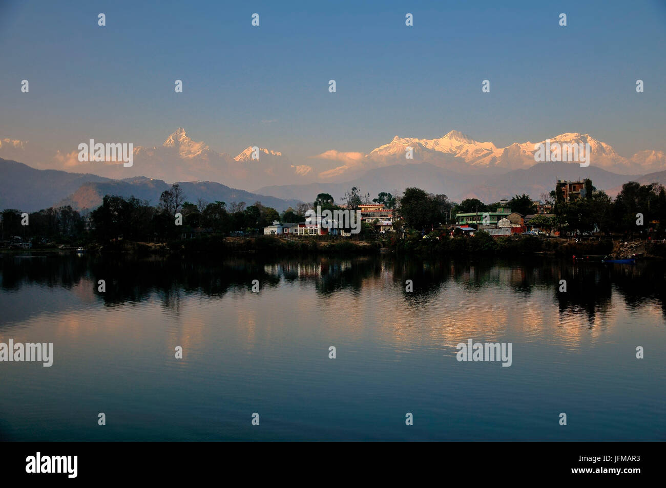 I picchi maggiori di Annapurna è riflessa nel lago al tramonto a Pokhara, Nepal, Foto Stock