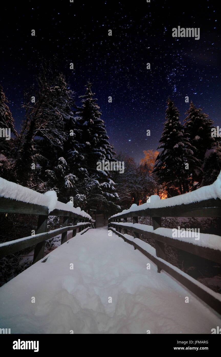 Snowy ponte dopo la nevicata, presso il lago di Fiorenzo, di Montepiano Appennino, Toscana, Foto Stock