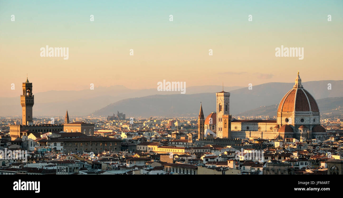 Panorama di Firenze dal Piazzale Michelangelo, con il Ponte Vecchio e il Duomo ed comune, Firenze, Italia, Foto Stock
