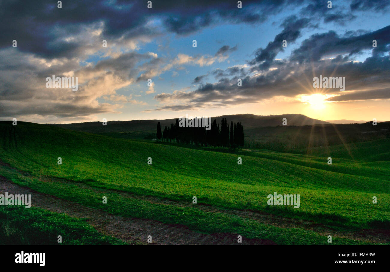 L'ultima luce del giorno svaniscono dietro le splendide colline della Val d'Orcia, Toscana, Italia, Foto Stock