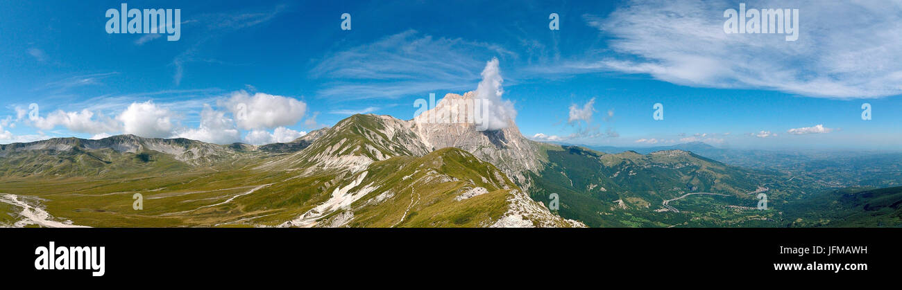 Panorama del Gran Sasso in una giornata di sole, la montagna altest della catena appenninica, Abruzzo, Italia Foto Stock