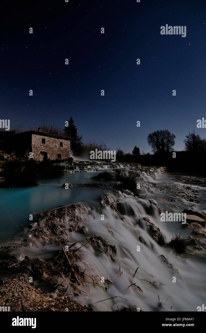 La cascata naturale del fiume acque sulfuree di Saturnia, in una notte di  inverno, Toscana, Italia Foto stock - Alamy