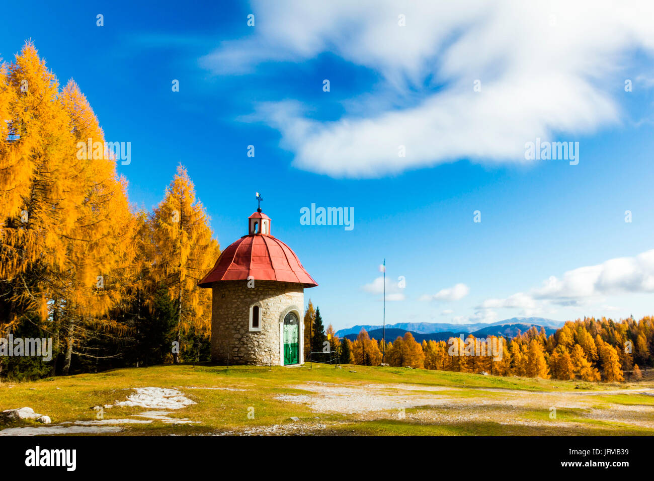 Cappella, Gallio, Altopiano di Asiago, provincia di Vicenza, Veneto, Italia, il santuario della Fossetta in autunno Foto Stock