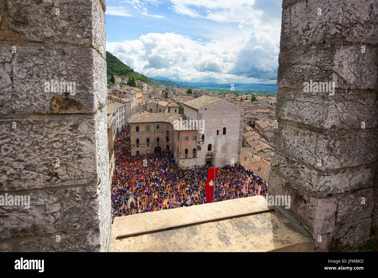 L'Europa, Italia, Umbria Comprensorio di Perugia, Gubbio, la folla e la Corsa dei Ceri Foto Stock