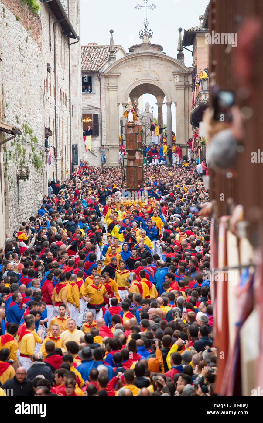 L'Europa, Italia, Umbria Comprensorio di Perugia, Gubbio, la folla e la Corsa dei Ceri Foto Stock