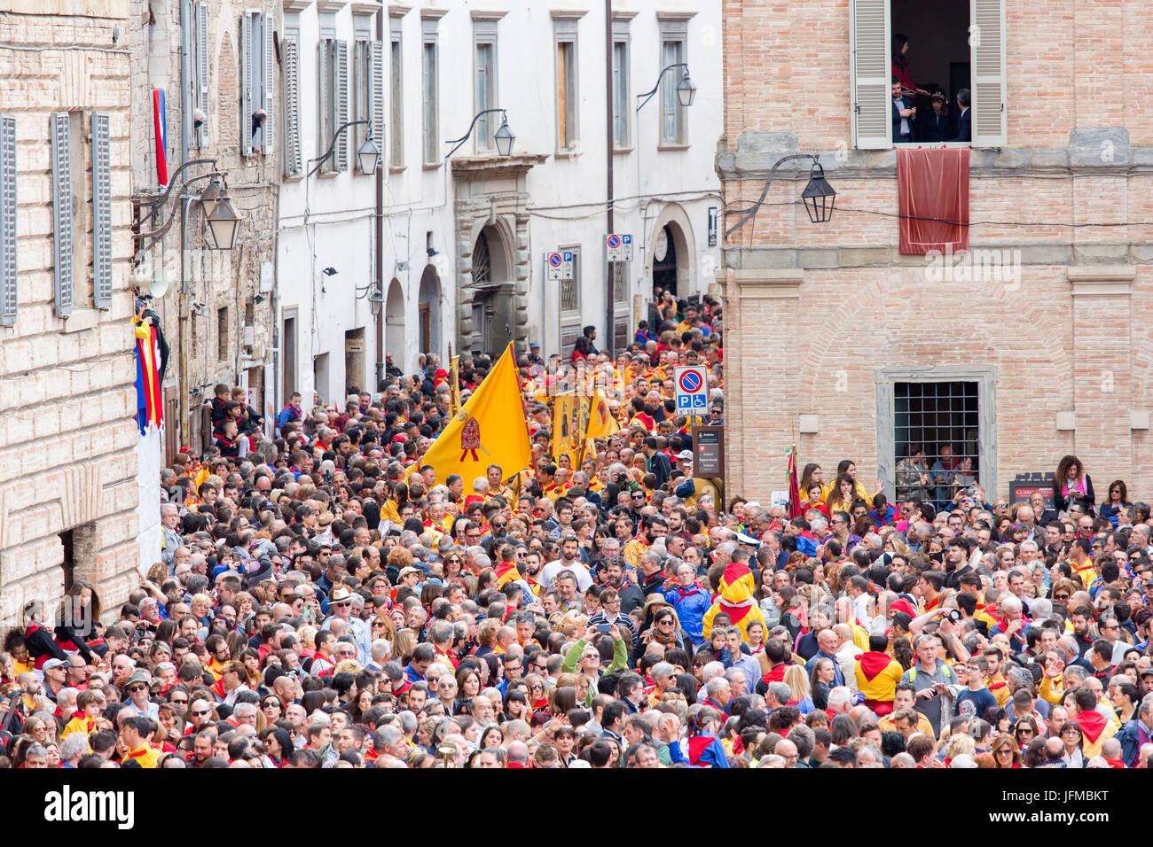 L'Europa, Italia, Umbria Comprensorio di Perugia, Gubbio, la folla e la Corsa dei Ceri Foto Stock