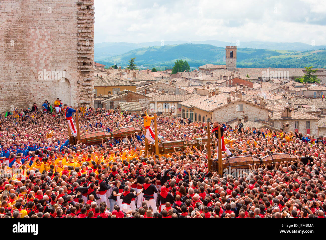 L'Europa, Italia, Umbria Comprensorio di Perugia, Gubbio, la folla e la Corsa dei Ceri Foto Stock
