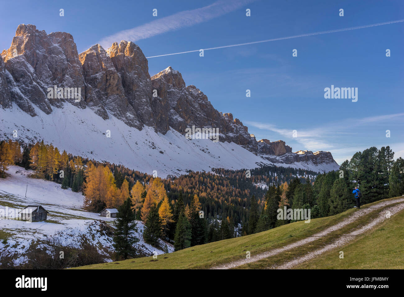Fotografo prende alcuni scatti delle Odle, Val di Funes, Trentino Alto Adige, Italia, Foto Stock