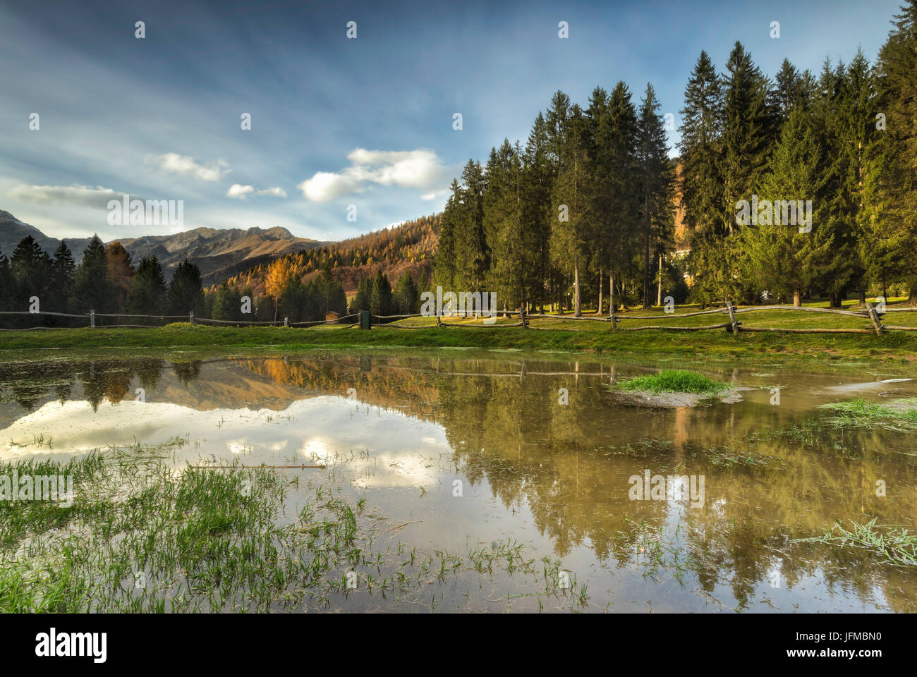 Spiazzi di Gromo, Bergamo, Lombardia, un piccolo lago artificiale con riflessioni, Foto Stock