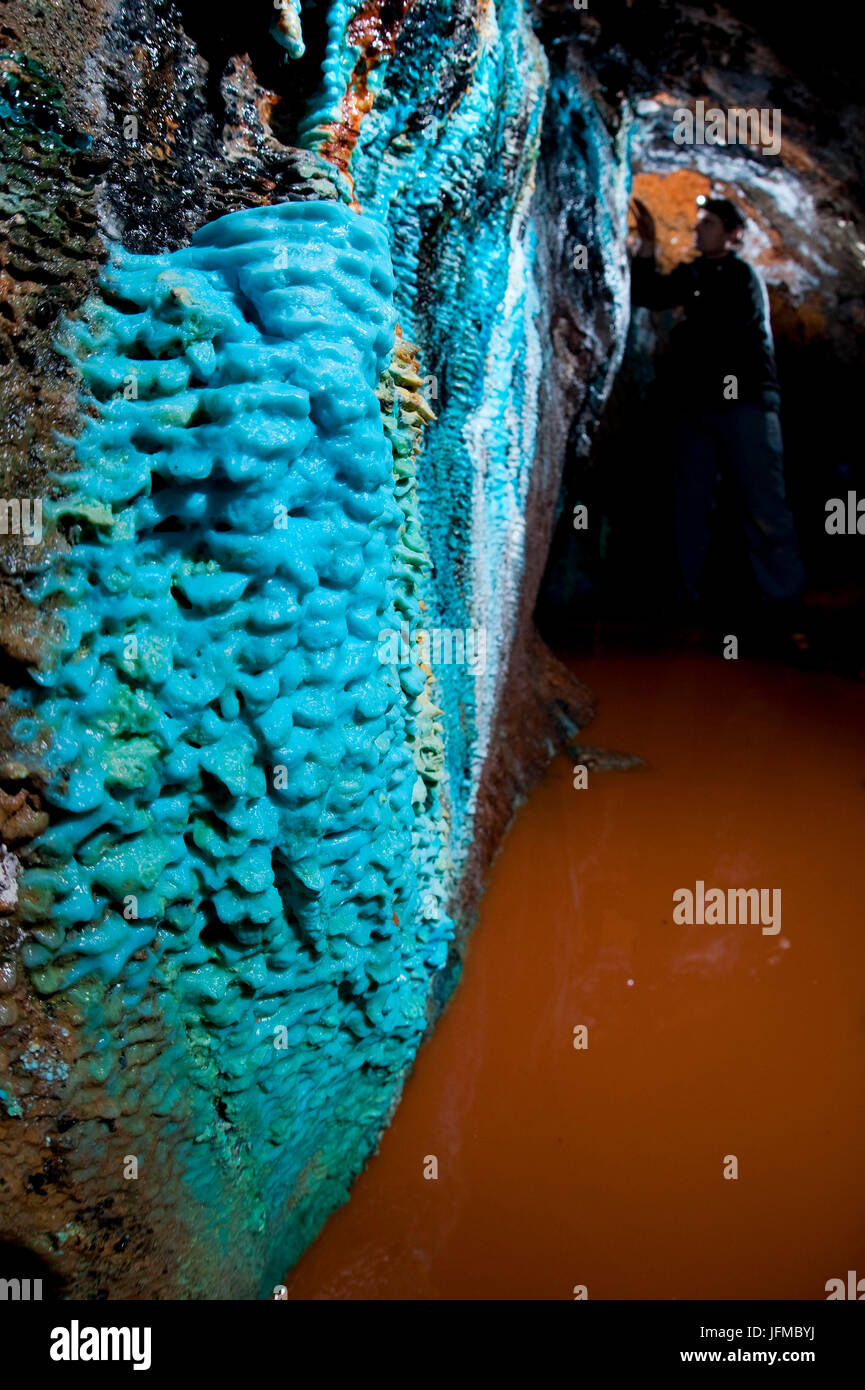 Vecchia miniera abbandonata nel Nord Italia, rame blu concrection Foto Stock