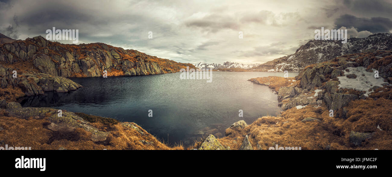 L'Italia, Trentino Alto Adige, nel Parco Naturale Adamello Brenta, Val Nambrone, panoramica sul lago nero con il gruppo delle Dolomiti di Brenta in backgroud in una nuvola giorno, Foto Stock