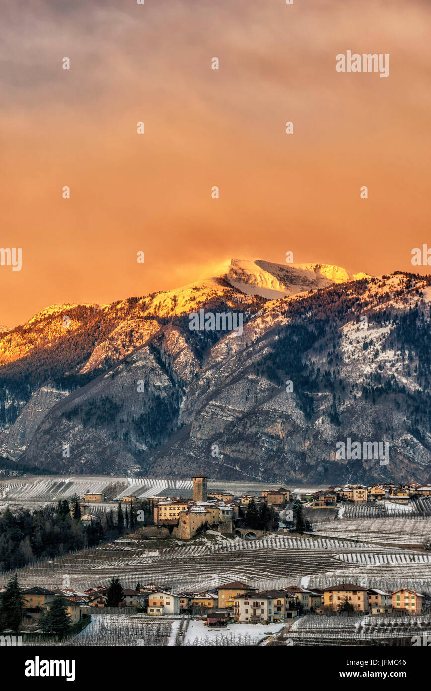 L'Italia, Trentino Alto Adige, Val di Non, Valer Castel all'alba in una fredda giornata invernale, Peller Mount in background Foto Stock
