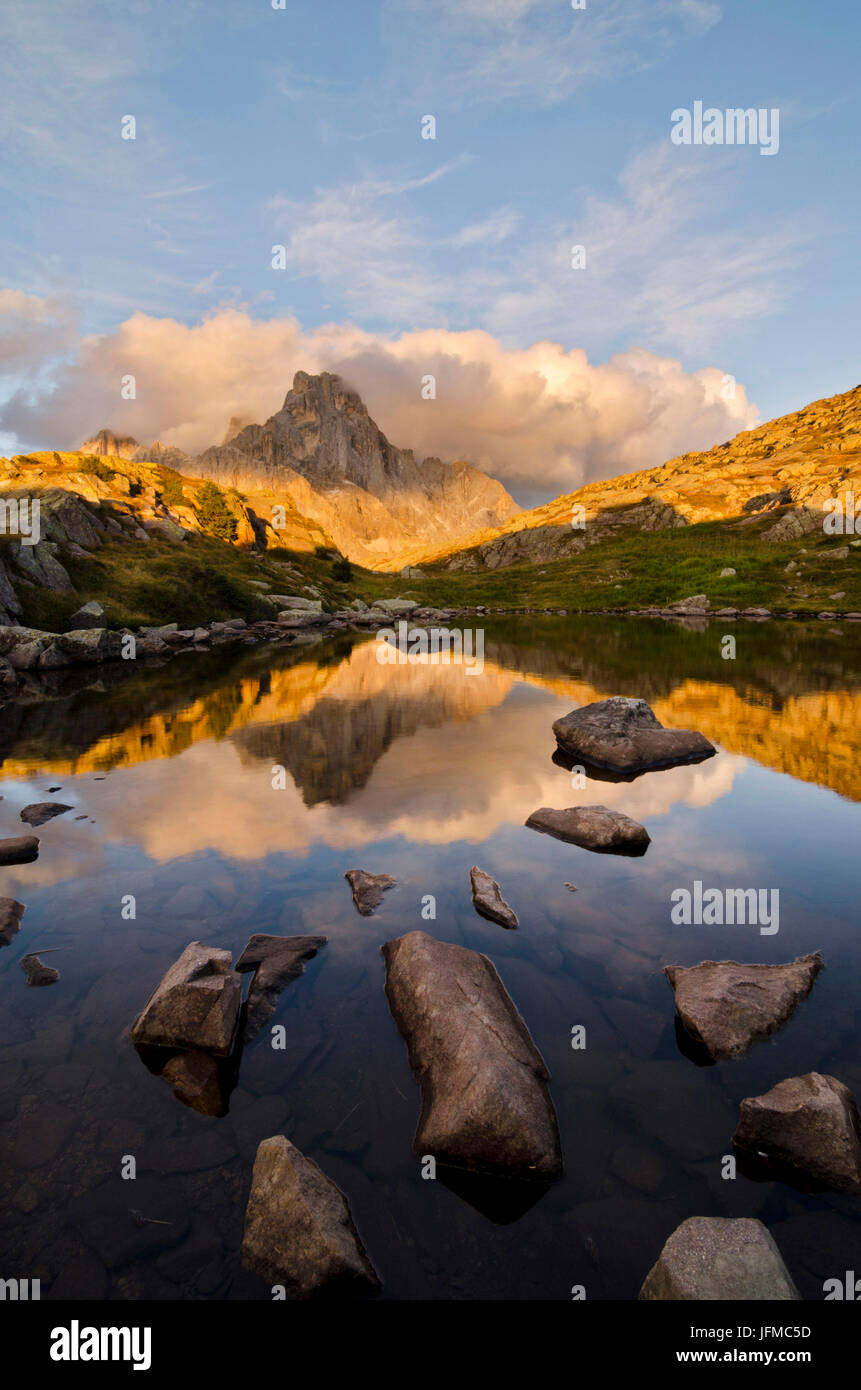 L'Europa, Italia, Trentino Alto Adige, Passo Rolle, il Cimon della Pala si riflette nei laghi della Cavallazza al tramonto, Dolomiti, Foto Stock