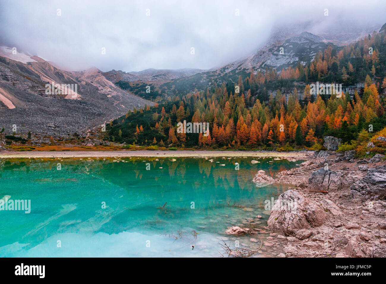 L'Italia, Veneto, Cortina d'Ampezzo, autunno riflessioni a Sorapiss Lago Foto Stock
