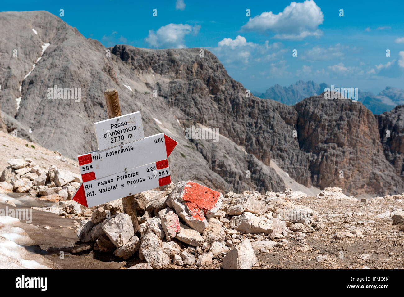 L'Italia, Trentino Alto Adige, segnaletica CAI / SAT lungo la prova n, 584 dal passaggio di Antermoia, Dolomiti Foto Stock