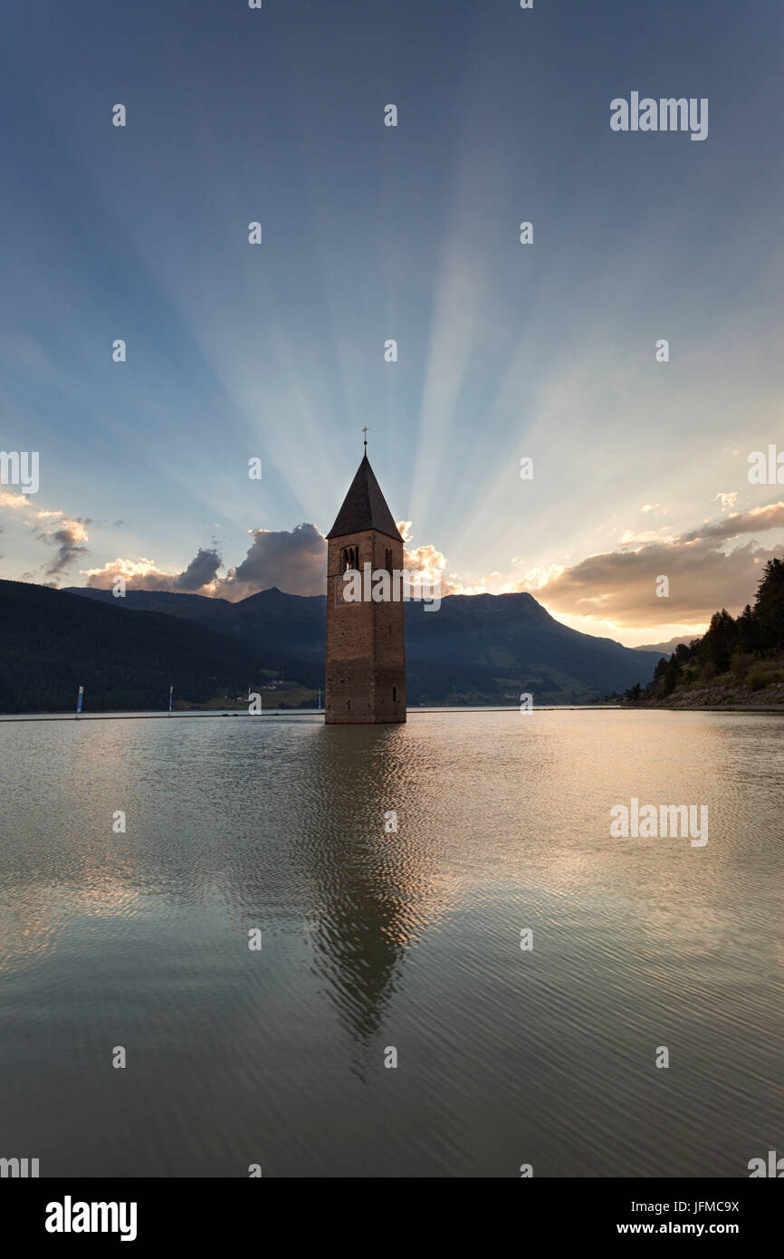 Il lago di Resia, Curon Venosta, Val Venosta, Alto Adige, Italia, Foto Stock