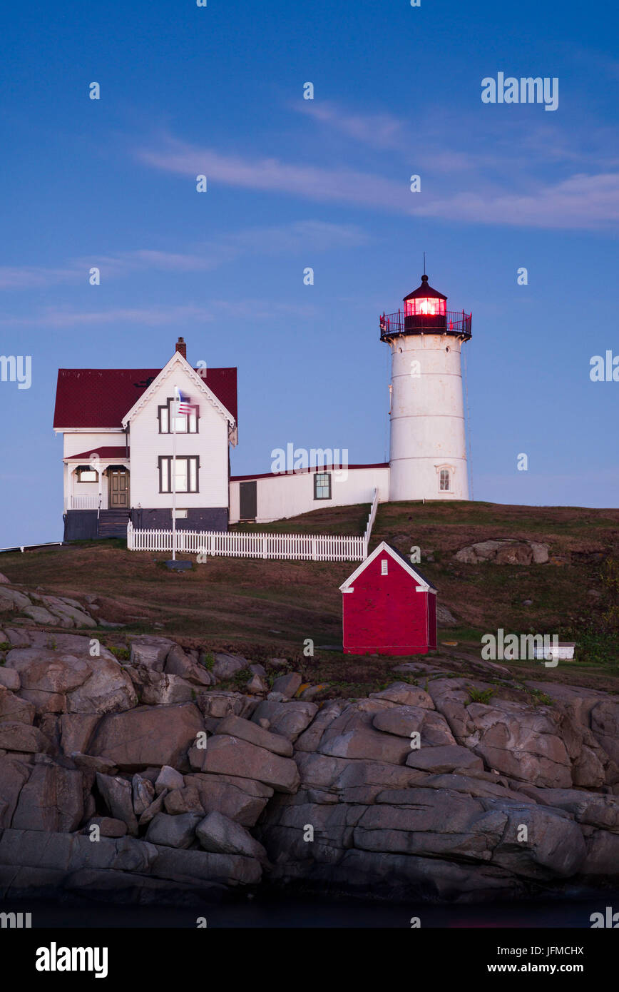 Stati Uniti d'America, Maine, York, Nubble Luce faro, crepuscolo Foto Stock