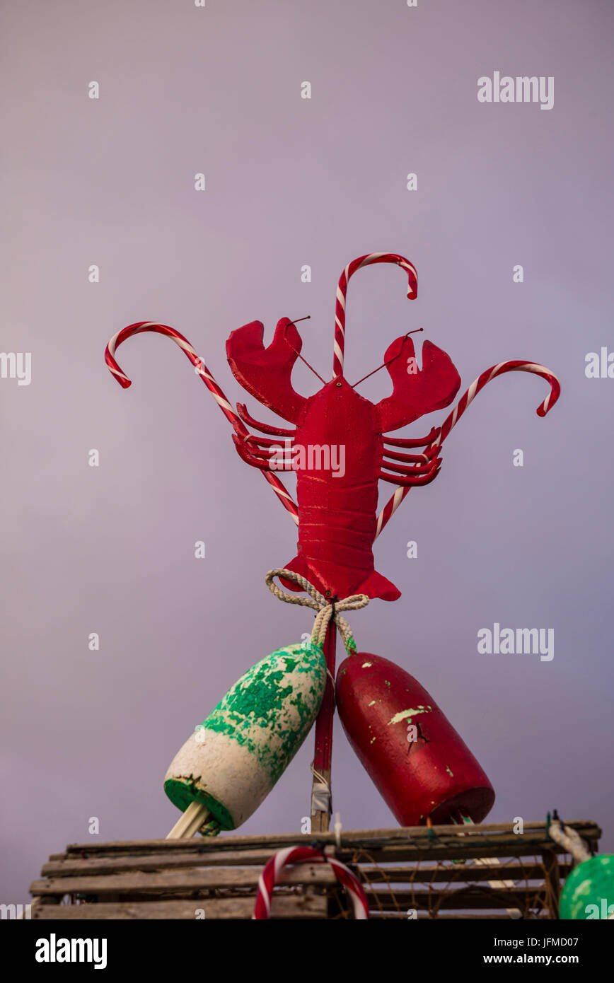 Stati Uniti d'America, Maine, York Beach, albero di Natale fatto di aragosta trappole e guarnita con un astice Foto Stock