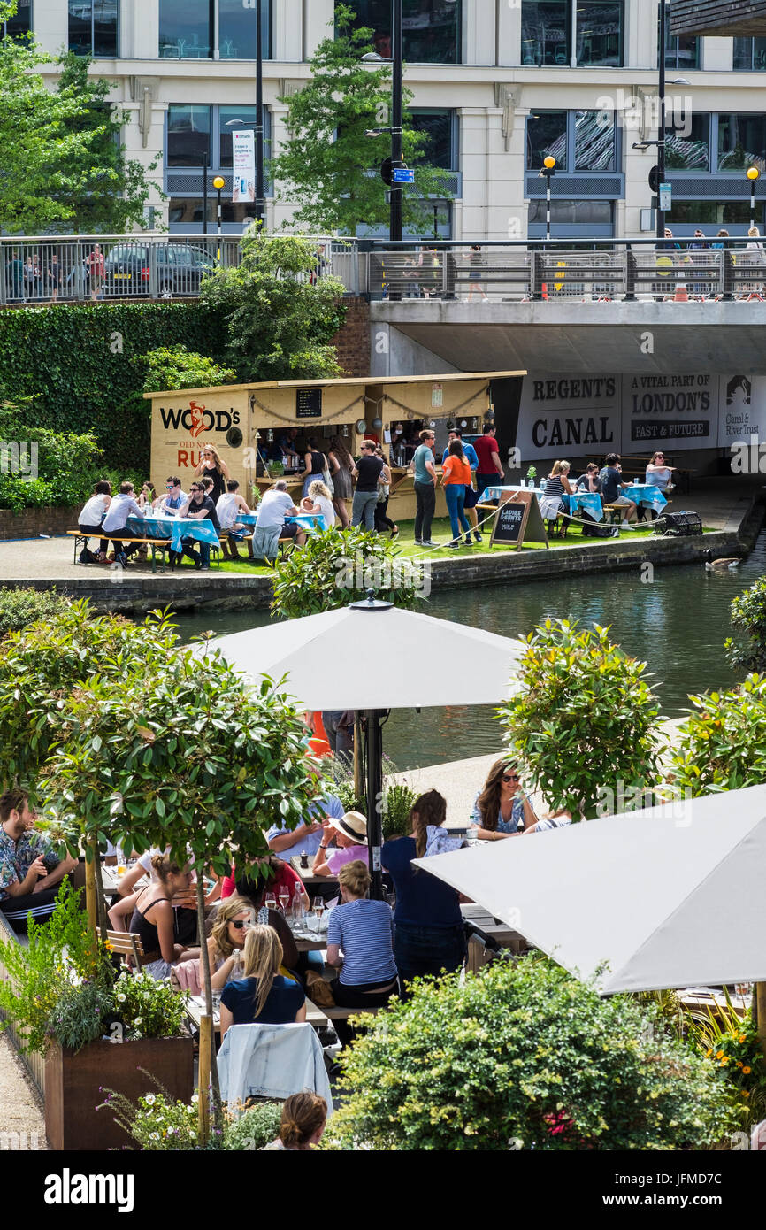 Granary Square nel cuore della rigenerazione del re area trasversale lungo il Regent's Canal, London, England, Regno Unito Foto Stock