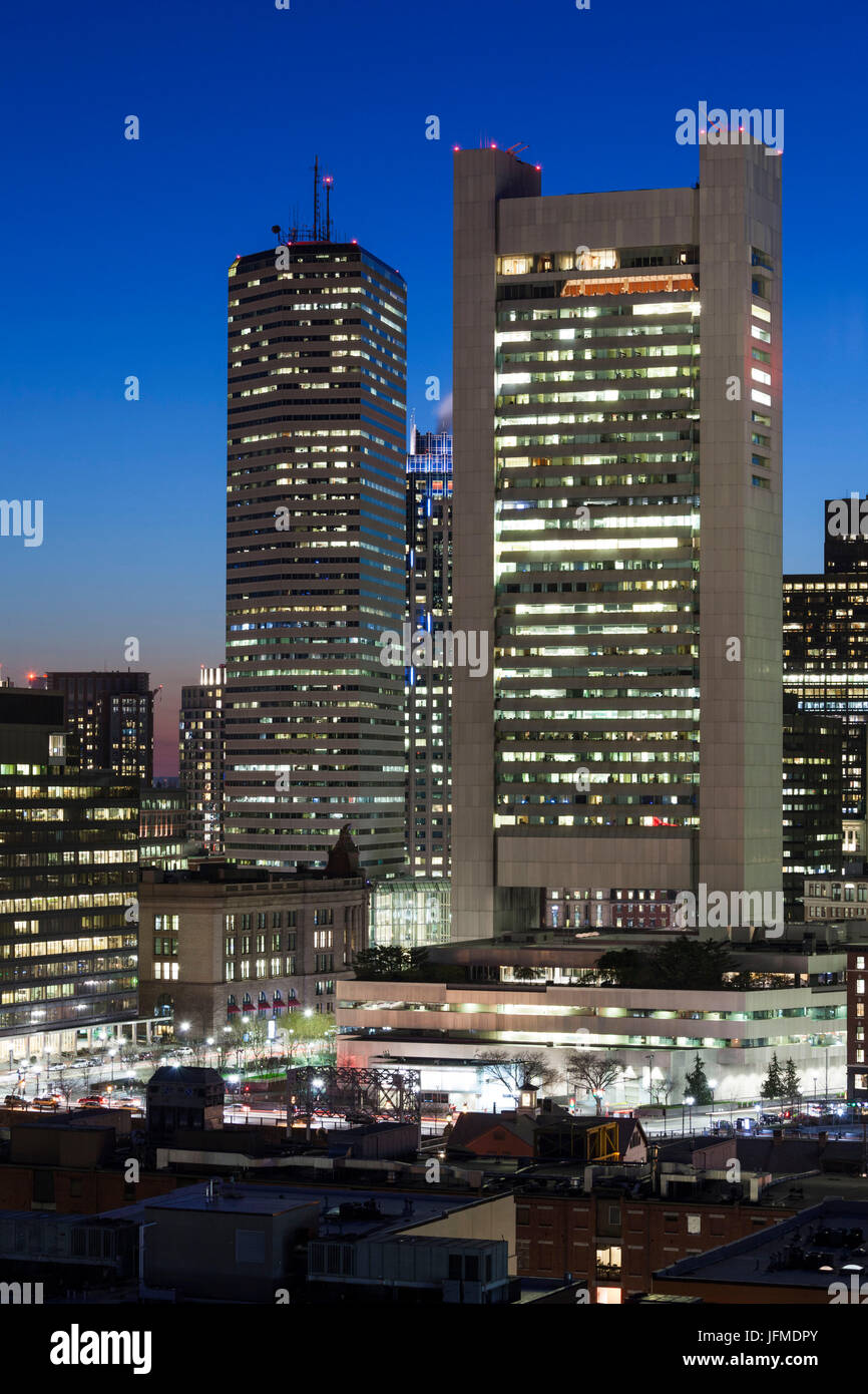 Stati Uniti d'America, Massachusetts, Boston, elevati dello skyline della città sopra la stazione sud con la Federal Reserve Bank, crepuscolo Foto Stock