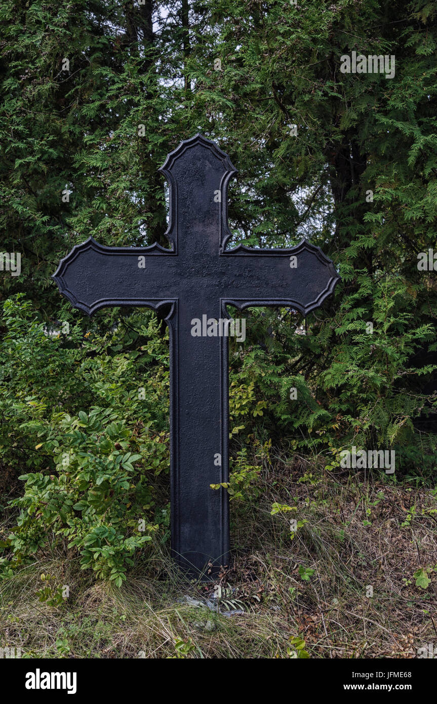 Croce di ferro in un cimitero abbandonato immagini e fotografie stock ad  alta risoluzione - Alamy
