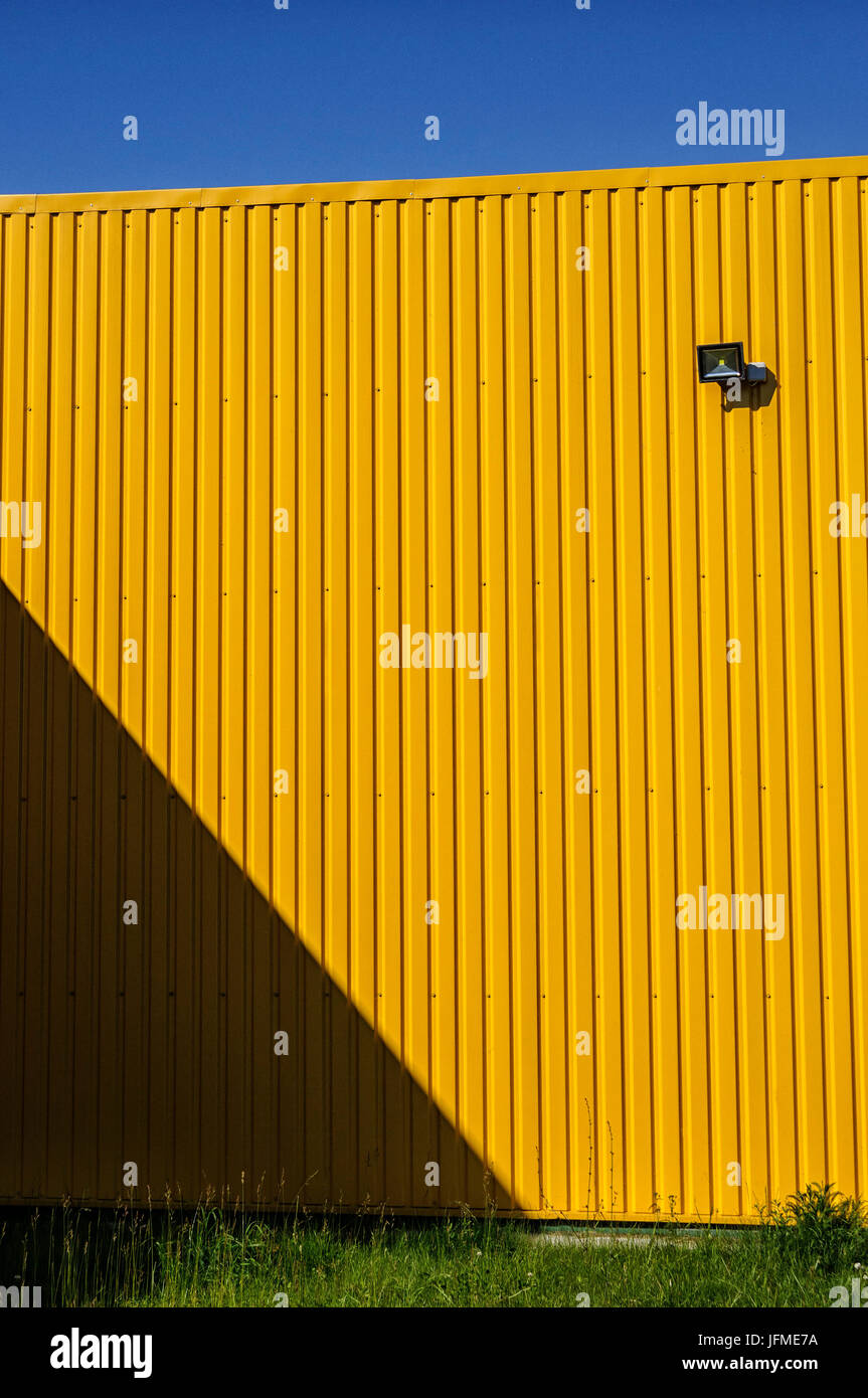 Simbolo / concetti, giallo parete della piccola casa del pannello Foto Stock
