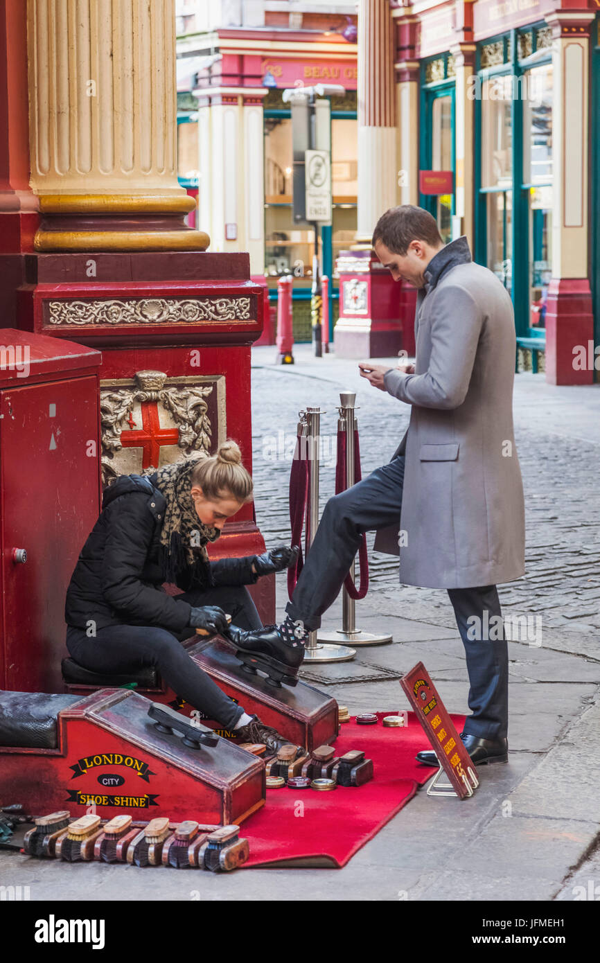 Inghilterra, Londra, Città di Londra, mercato Leadenhall, Lustrascarpe in stallo Foto Stock