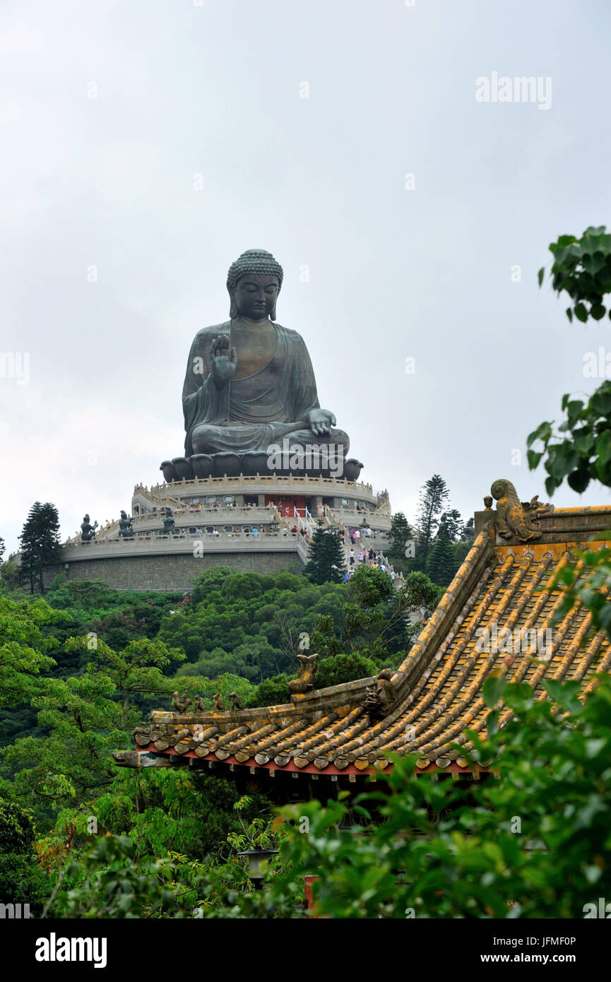 Cina, Hong Kong, l'Isola di Lantau, Ngong Ping,i mondi più grande all'aperto bronzo seduto statua del Buddha al Monastero Po Lin Foto Stock