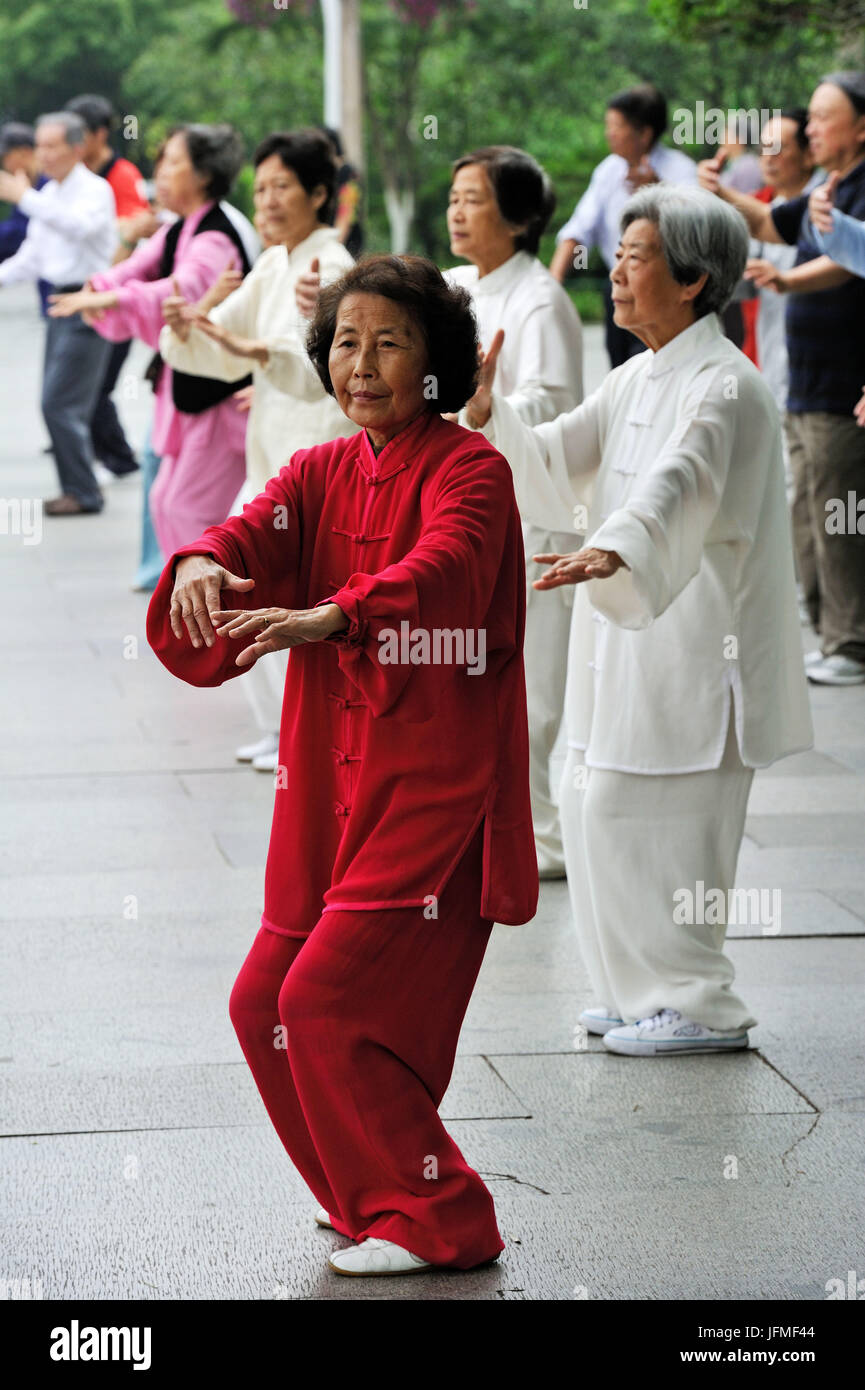 La Cina, nella provincia di Zhejiang, Hangzhou, patrimonio mondiale dell UNESCO, banchine lungo il lago occidentale (Xihu), mattina Tai-Chi Foto Stock
