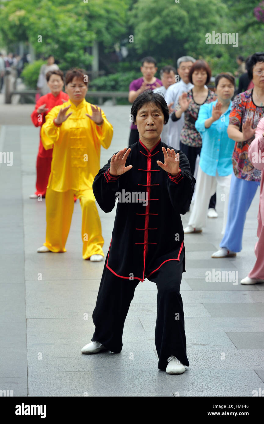 La Cina, nella provincia di Zhejiang, Hangzhou, patrimonio mondiale dell UNESCO, banchine lungo il lago occidentale (Xihu), mattina Tai-Chi Foto Stock