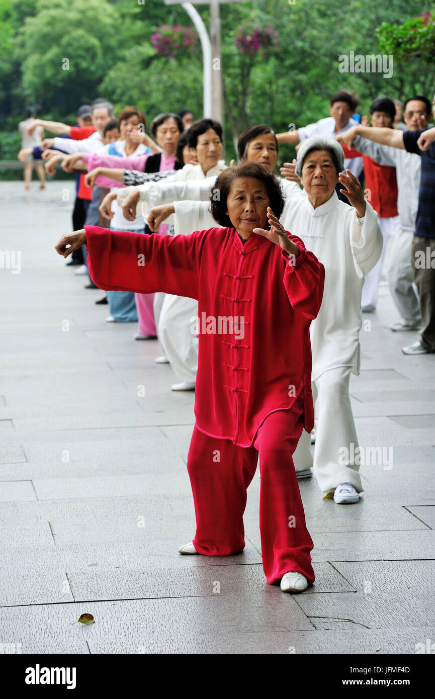 La Cina, nella provincia di Zhejiang, Hangzhou, patrimonio mondiale dell UNESCO, banchine lungo il lago occidentale (Xihu), mattina Tai-Chi Foto Stock