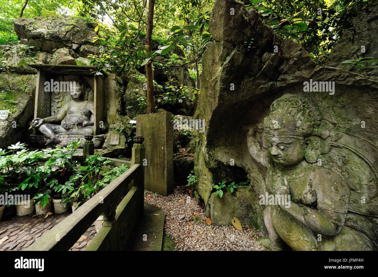 La Cina, nella provincia di Zhejiang, Hangzhou, patrimonio mondiale dell'UNESCO, il parco Feilaifeng grotte accanto al Tempio Lingyin, scultura di Buddha Foto Stock