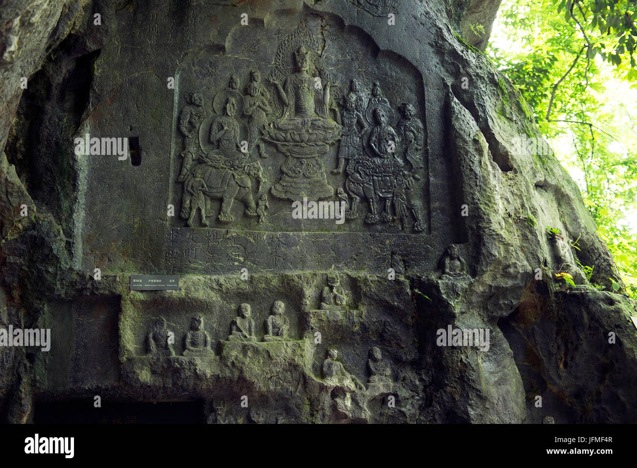 La Cina, nella provincia di Zhejiang, Hangzhou, patrimonio mondiale dell'UNESCO, il parco Feilaifeng grotte accanto al Tempio Lingyin, Buddha scultura, grotta Qinglin Foto Stock