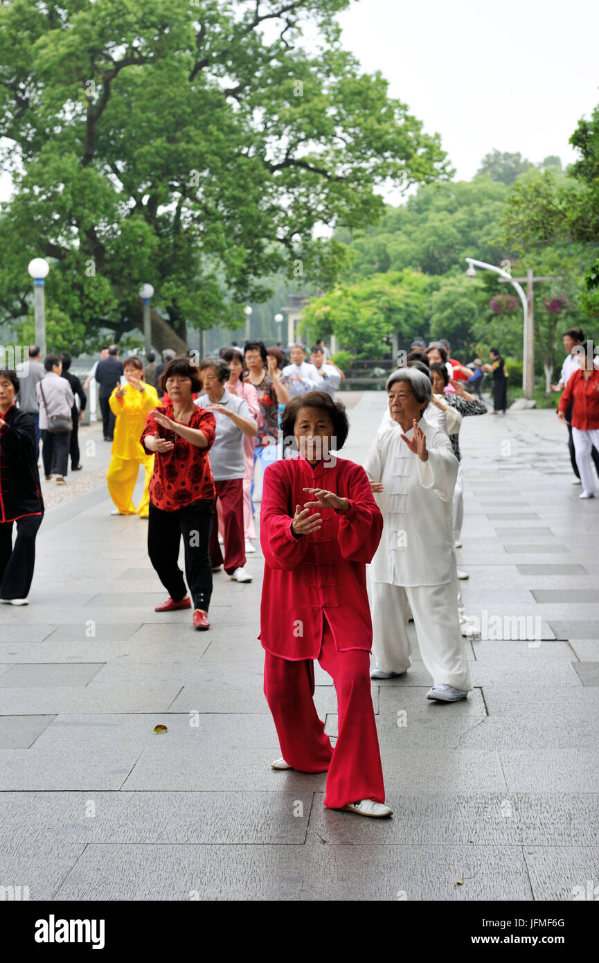 La Cina, nella provincia di Zhejiang, Hangzhou, patrimonio mondiale dell UNESCO, banchine lungo il lago occidentale (Xihu), mattina Tai-Chi Foto Stock