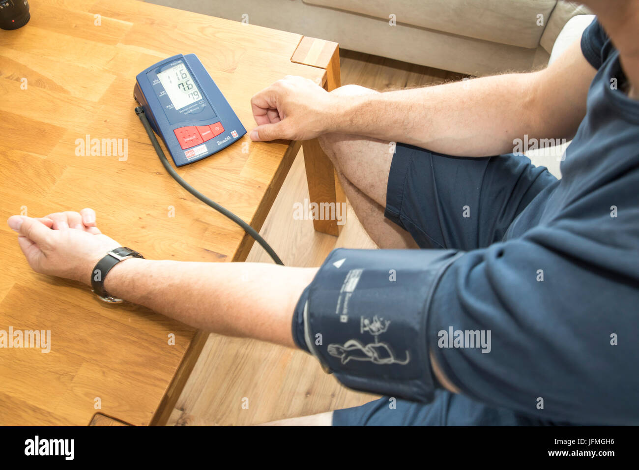 La misurazione della pressione sanguigna, con un sistema automatico di braccio superiore della pressione sanguigna misuratore, Foto Stock