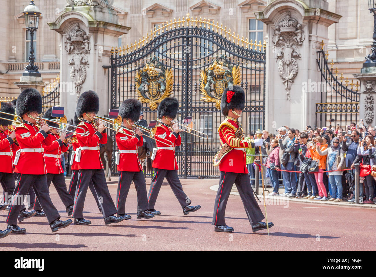 LONDON, Regno Unito - 11 luglio 2012: la banda del granatiere protezioni, guidato da un grande tamburo delle guardie Coldstream, marche oltre la parte anteriore del buck Foto Stock