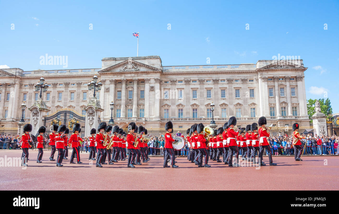 LONDON, Regno Unito - 11 luglio 2012: la banda del granatiere protezioni, guidato da un grande tamburo delle guardie Coldstream, marche oltre la parte anteriore del buck Foto Stock