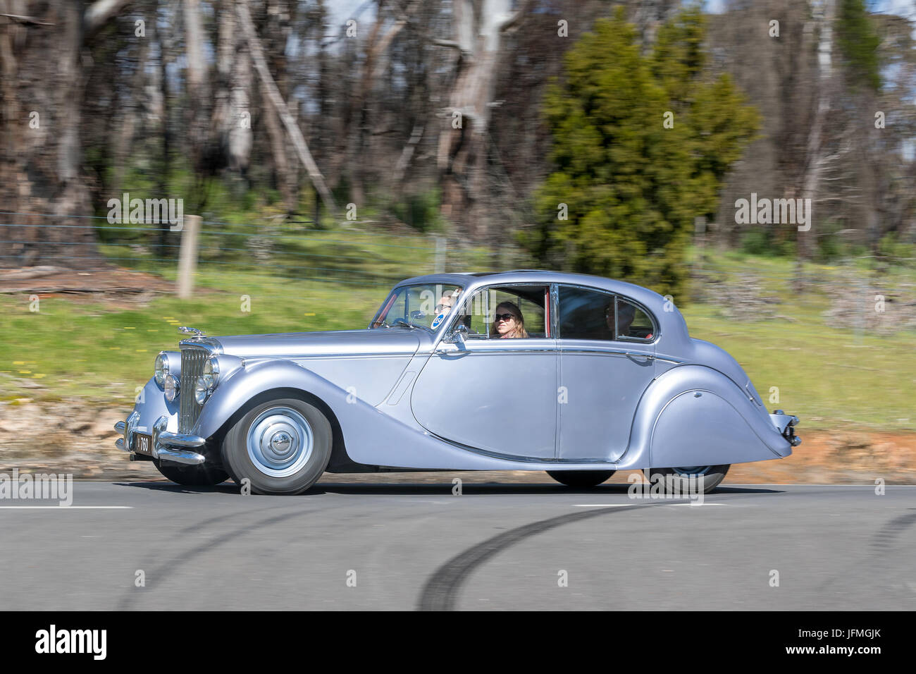 L'annata 1951 Jaguar Mk V Coupe guida su strade di campagna vicino alla città di Birdwood, Sud Australia. Foto Stock