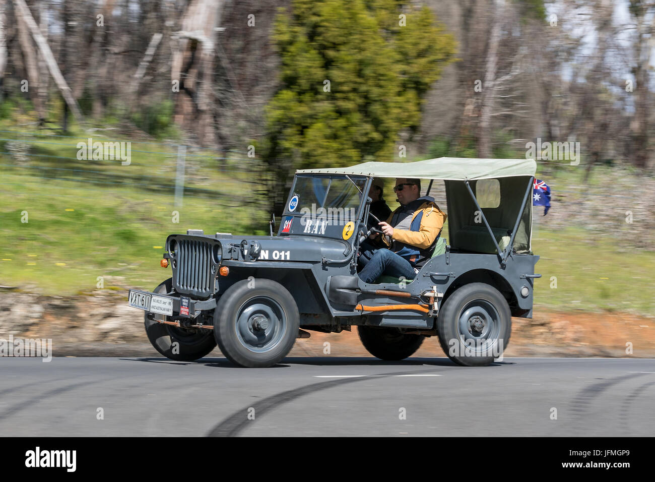 L'annata 1943 GPW Willys Tourer la guida su strade di campagna vicino alla città di Birdwood, Sud Australia. Foto Stock