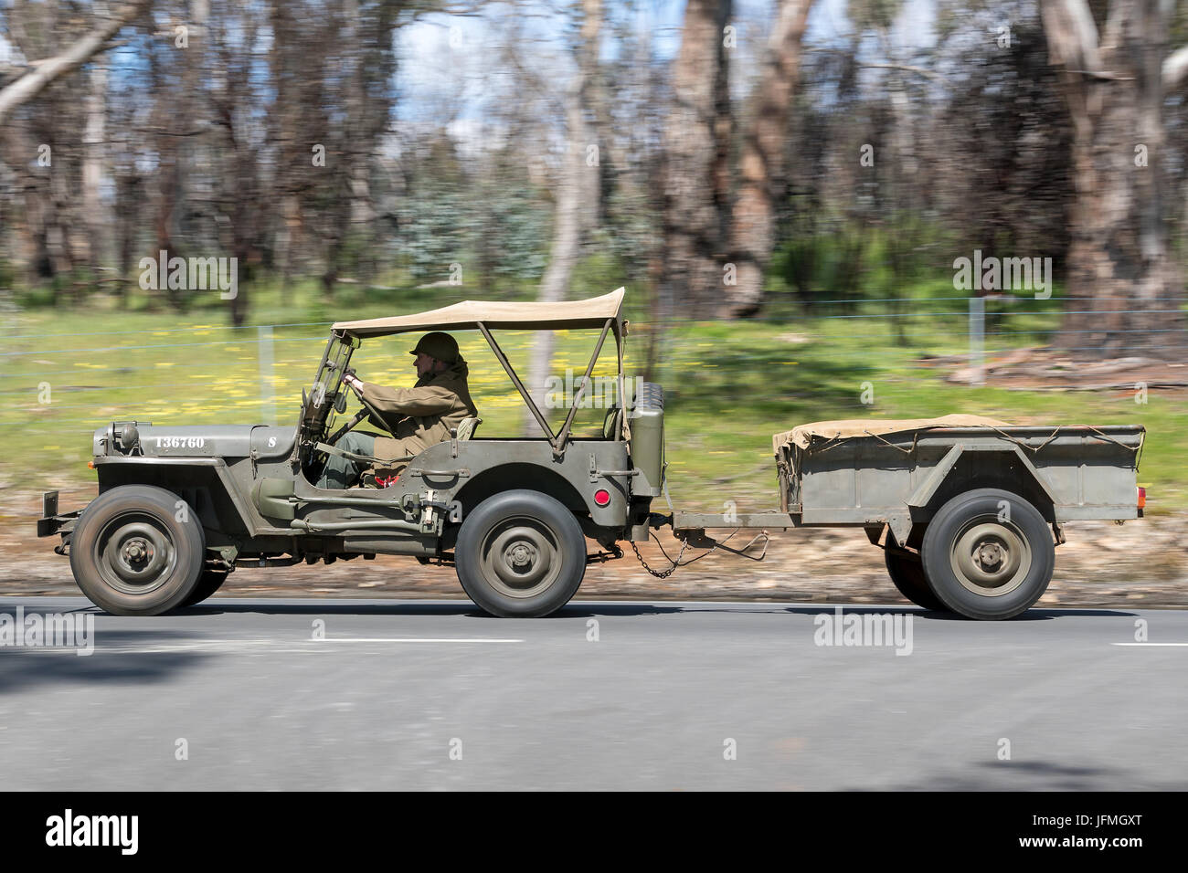 L'annata 1943 Ford Jeep Willys guida su strade di campagna vicino alla città di Birdwood, Sud Australia. Foto Stock