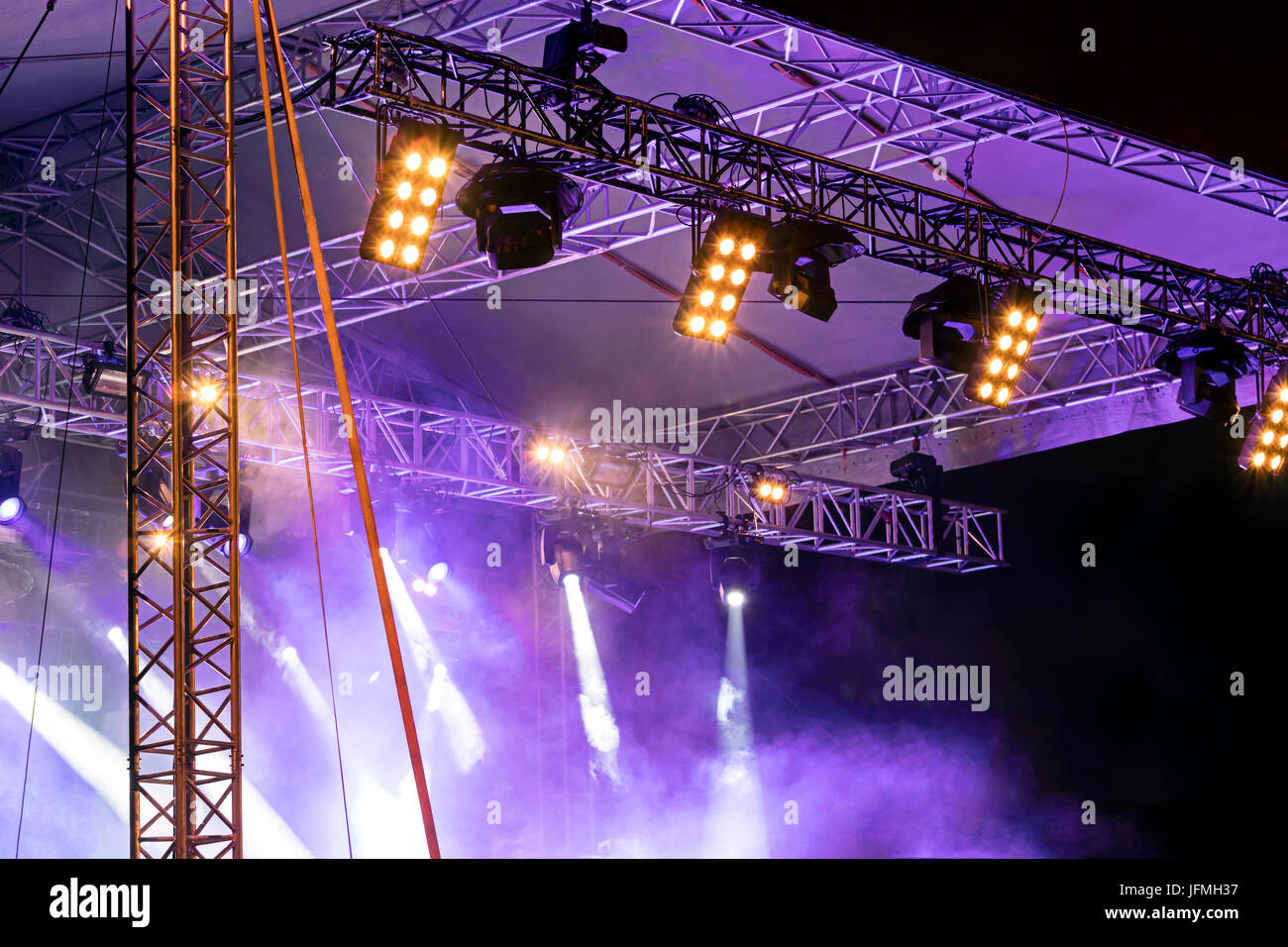 Stadio di concerto con le luci e il fumo durante la prestazione Foto Stock